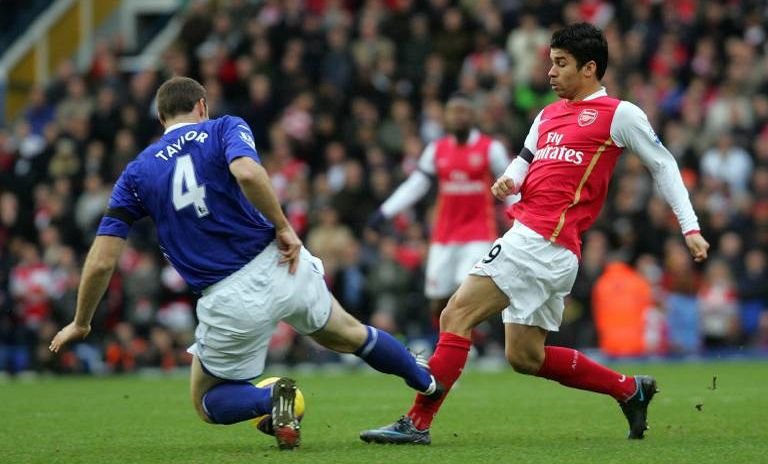 Arsenals Eduardo wird gefoult