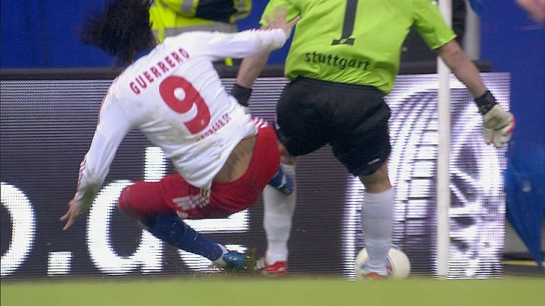 Paolo Guerrero Sprung in die Wade von Sven Ulreich