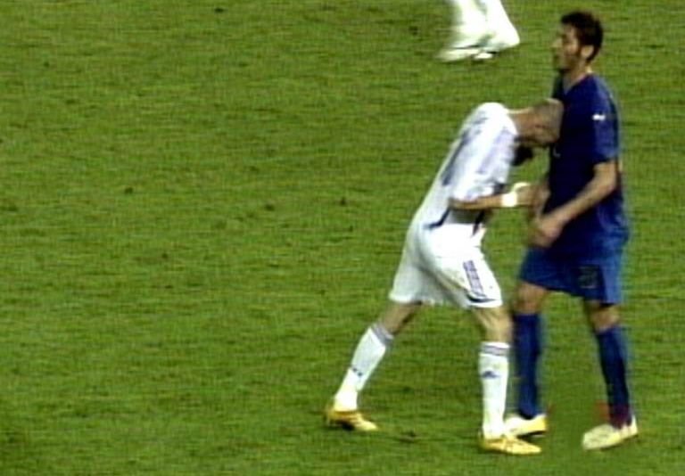 Zinedine Zidane rammt den Kopf in die Brust von Marco Materazzi