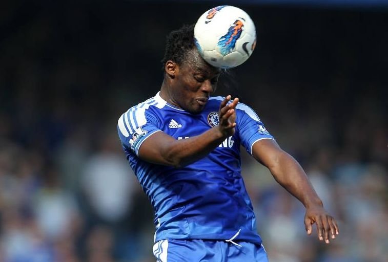 Michael Essien vom FC Chelsea beim Kopfball