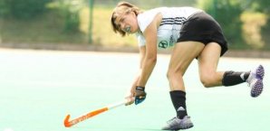 Natascha Keller darf die deutsche Fahne tragen