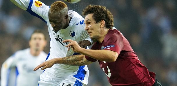 Emanuel Pogatetz im Zweikampf mit Kopenhagens Dame N'Doye