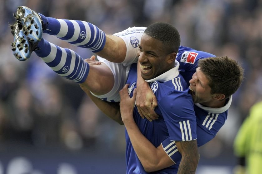 Jefferson Farfan freut sich mit Klaas-Jan Huntelaar über ein Tor