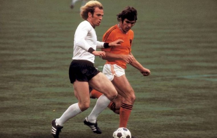 Willem van Hanegem im Laufduell mit Uli Hoeneß