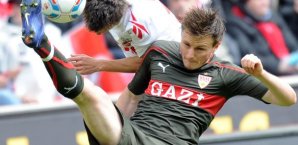 William Kvist im Duell mit Slawomir Peszko vom 1. FC Köln
