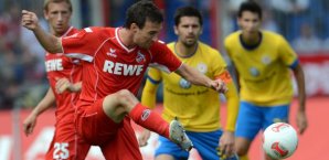 Christian Eichner vom 1. FC Köln spielt den Ball Christian Eichner vom 1. FC Köln spielt den Ball