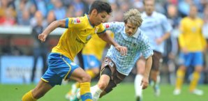 Der Münchner Daniel Halfar im Kampf um den Ball mit Marcel Correia (l) aus Braunschweig. 1860 München,Eintracht Braunschweig