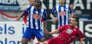 Alexander Baumjohann (re.) kämpft um den Ball mit dem Berliner Ronny. 2. Bundesliga,1. FC Kaiserslautern,Hertha BSC