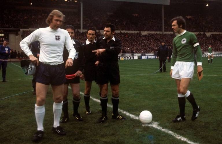 Die Kapitäne Bobby Moore und Franz Beckenbauer