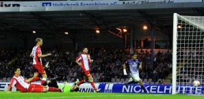 Unions Fabian Schönheim (l) fälscht den Ball zum 1:1 ins eigene Tor ab. Aue,Union Berlin