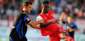 Energies Boubacar Sanogo (re.) und Paderborns Manuel Gulde im Zweikampf um den Ball. Boubacar Sanogo,Energie Cottbus