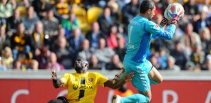 Dresdens Mickael Pote (l) und Ingolstadts Torwart Ramazan Özcan kämpfen in der Luft um den Ball. Dynamo Dresden,FC Ingolstadt