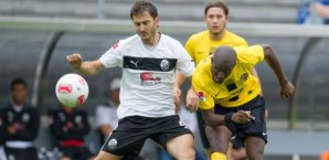 Sandhausens Kristjan Glibo (li.) kämpft um den Ball mit dem Mickael Pote von Dynamo Dresden. Dynamo Dresden,Sandhausen,2. Bundesliga