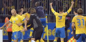 Die Braunschweiger Spieler bejubeln die 2:0-Führung. Eintracht Braunschweig,MSV Duisburg,2. Bundesliga