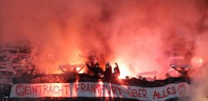 'Eintracht Frankfurt über alles' - Frankfurts Fans sagten die Tabelle schon vor dem Anpfiff richtig voraus. Und beleuchteten ihre Prognose. Eintracht Frankfurt