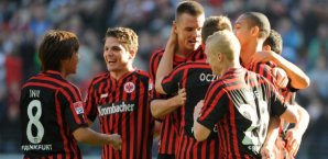 Diesmal war Alex Meier (mi.) der umjubelte Eintracht-Held Eintracht Frankfurt, Alex Meier