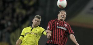 Der Frankfurter Alexander Meier (re.) und der Dortmunder Lukasz Piszczek (li.) versuchen an den Ball zu kommen. Eintracht Frankfurt,BVB,Bundesliga