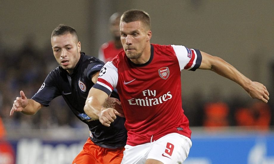 Lukas Podolski spielt in den neuen Trikots des FC Arsenal