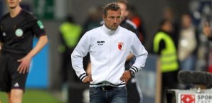 Augsburgs Trainer Markus Weinzierl läuft während des Spiels am Spielfeldrand. FC Augsburg,Bayer Leverkusen