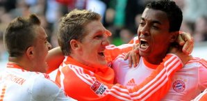 Luiz Gustavo (re.) bejubelt seinen Führungstreffer FC bayern, Luiz Gustavo, Bundesliga