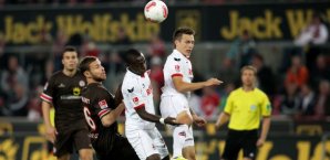 Drei Profis und ein Ball: Adam Matuschyk, Anthony Ujah und Markus Thorandt (v.r.) FC Köln, FC St Pauli, Markus Thorandt, Anthony Ujah, Adam Matuschyk