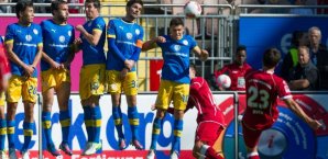 Florian Dick zirkelte den Ball über die Braunschweiger Mauer Florian,dick,kaiserslautern,fc,1,eintracht,braunschweig