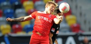 Düsseldorfs Andrey Voronin (li.) im Kopfballduell um den Ball mit Freiburgs Mensur Mujdza. Fortuna Düsseldorf,SC Freiburg,Bundesliga