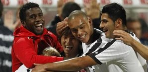 Eintracht Frankfurts Spieler bejubeln den Sieg und die Tabellenführung Fußball,Eintracht Frankfurt,Jubel