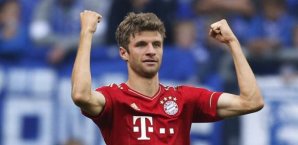 Thomas Müller in Jubelpose - er war der Matchwinner von Bayern auf Schalke Fußball,Müller,Jubel