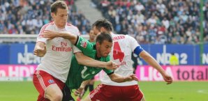 Marcell Jansen (li.) und Heiko Westermann machen hinten dich Hamburger,sv,marcell jansen