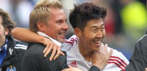 Der Trainer des HSV, Thorsten Fink, umarmt Heung-Min Son (re.) nach seinem Tor zum 3:1. HSV,BVB,Heung-Min Son