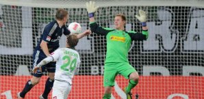 Artjoms Rudnevs (l) vom HSV überspringt Mönchengladbachs Tony Jantschke (m) und köpft an Mönchengladbachs Torwart Marc-Andre ter Stegen vorbei ins Tor zur 2:1-Führung. HSV,Gladbach,Bundesliga