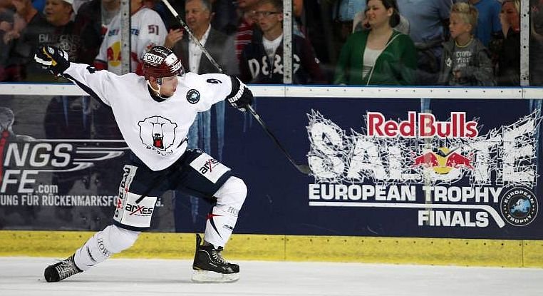 Jamie Arniel jubelt für die Eisbären Berlin