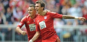 Xherdan Shaqiri (li.) und Torschütze Mario Mandzukic von München jubeln über das 1:0. Mario Mandzukic,FC Bayern München