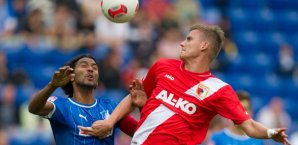 Marvin Compper (l.) im Kopfballduell mit Torsten Oehrl marvin compper, tsg hoffenheim, torsten oehrl, fc augsburg