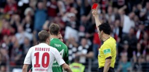 Petr Jiracek vom HSV bekommt von Schiedsrichter Wolfgang Stark (re.) die Rote Karte gezeigt. Petr Jiracek,HSV,Eintracht Frankfurt
