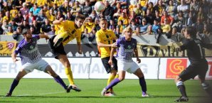 Romain Bregerie (2. v. li.) erzielt das erste seine beiden Tore Romain Bregerie,dynamo,dresden,kopfballtor,erzgebirge,aue