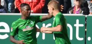 Eljero Elia gratuliert Aaron Hunt zum 1:0 Werder,bremen,aaron,hunt,eljero,elia