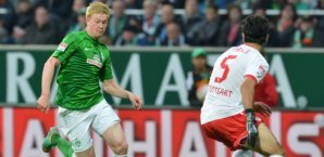 Werders Kevin De Bruyne (l) kämpft gegen Stuttgarts Serdar Tasci um den Ball. Werder Bremen,VfB Stuttgart,Bundesliga