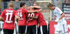 Cedric Makiadi holt sich die Freiburger Glückwünsche ab Cedric,makiadi,sc,freiburg,1.,fc,nürnberg,tor,jubel