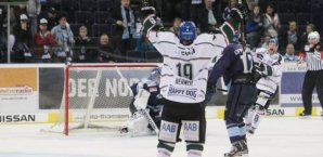 Können die Augsburg Panthers wie hier gegen die Freezers auch gegen die Haie jubeln? Eishockey,Augsburg Panthers,Jubel