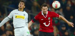Mario Eggimann (re.) im Zweikampf mit Igor de Camargo Hannover 96, Mario Eggimann