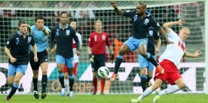 Polens Kamil Glik im Zweikampf mit jermain Defoe
