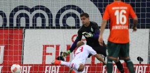 Tobias Werner erzielt nach zwei Minuten das 1:0 für Augsburg. Tobias Werner, FC Augsburg, Werder Bremen, Sebastian Mielitz
