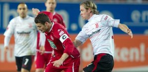 Albert Bunjaku im Zweikampf mit Mario Neunaber albert,bunjaku,mario,neunaber,1.,fc,kaiserslautern,jahn,regensburg