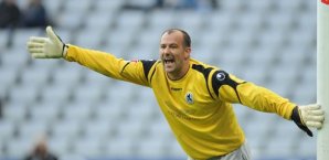 Münchens Torwart Gabor Kiraly gestikuliert. Gabor Kiraly