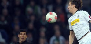 Der Gladbacher Roel Brouwers (r) und der Stuttgarter Maza versuchen den Ball zu spielen. Gladbach,Roel Brouwers