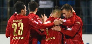 Patrick Haag (r) bejubelt mit seinen Regensburgen das 1:0 haag,regensburg