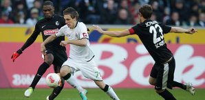 Herrmann wird von Schuster und Diagne verfolgt Hermann,Schuster,Gladbach,Freiburg