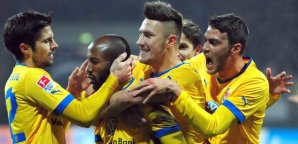 Die Braunschweiger feiern den Torschützen zum 1:0 Domi Kumbela Kumbela,Braunschweig,Jubel